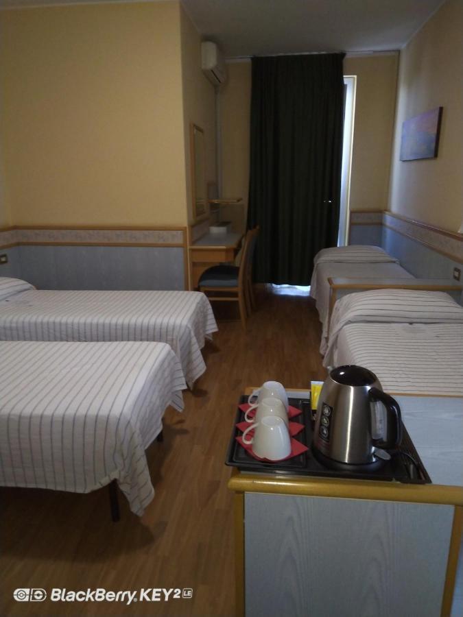 Hotel Route 9 Cadeo Экстерьер фото