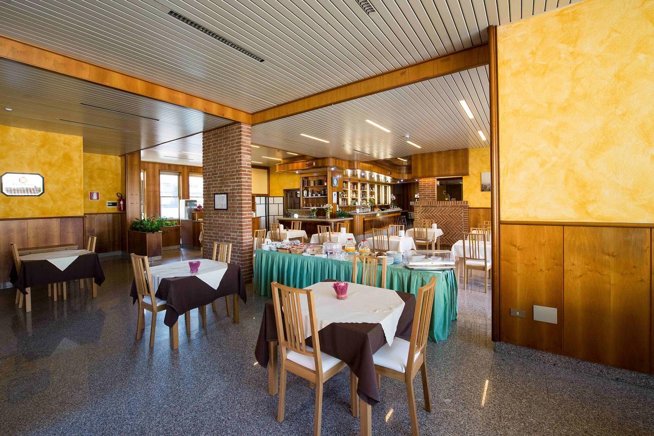 Hotel Route 9 Cadeo Экстерьер фото