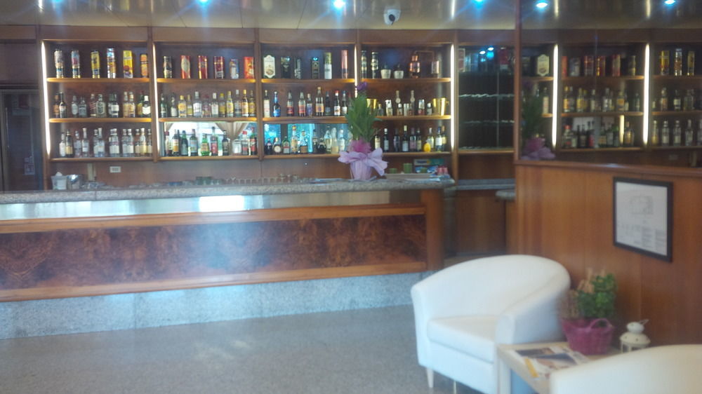 Hotel Route 9 Cadeo Экстерьер фото