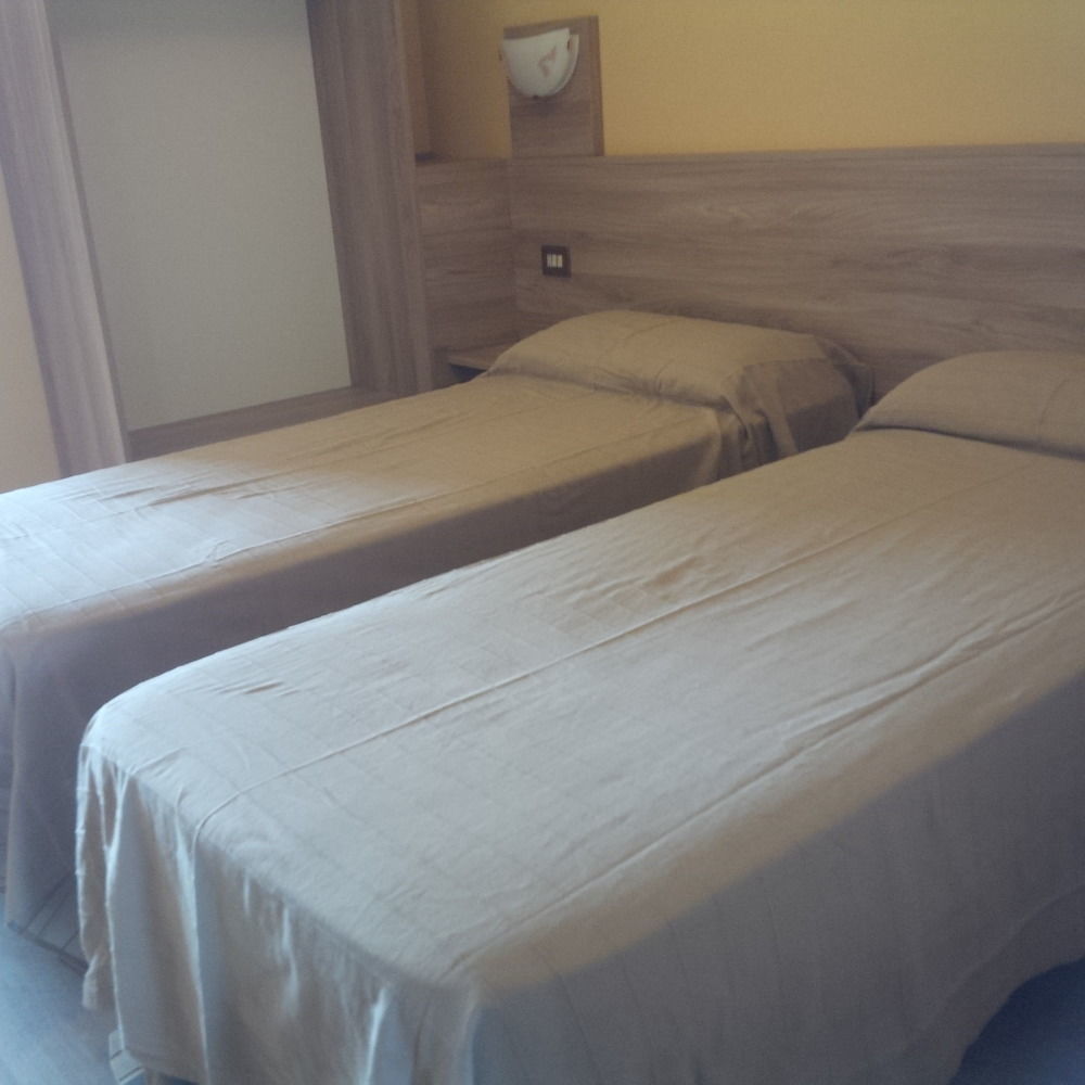 Hotel Route 9 Cadeo Экстерьер фото