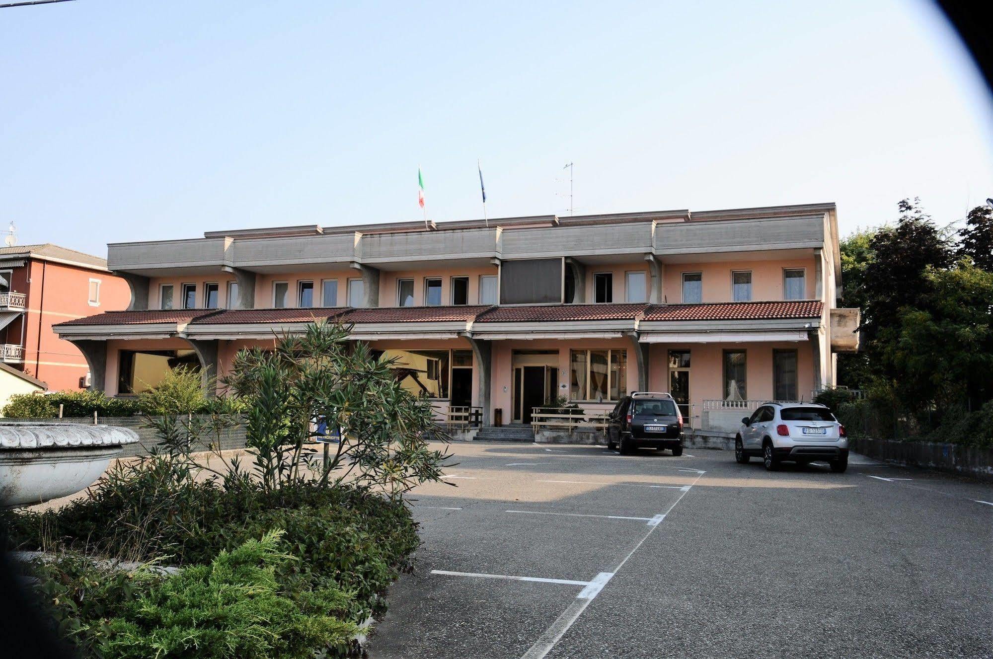 Hotel Route 9 Cadeo Экстерьер фото