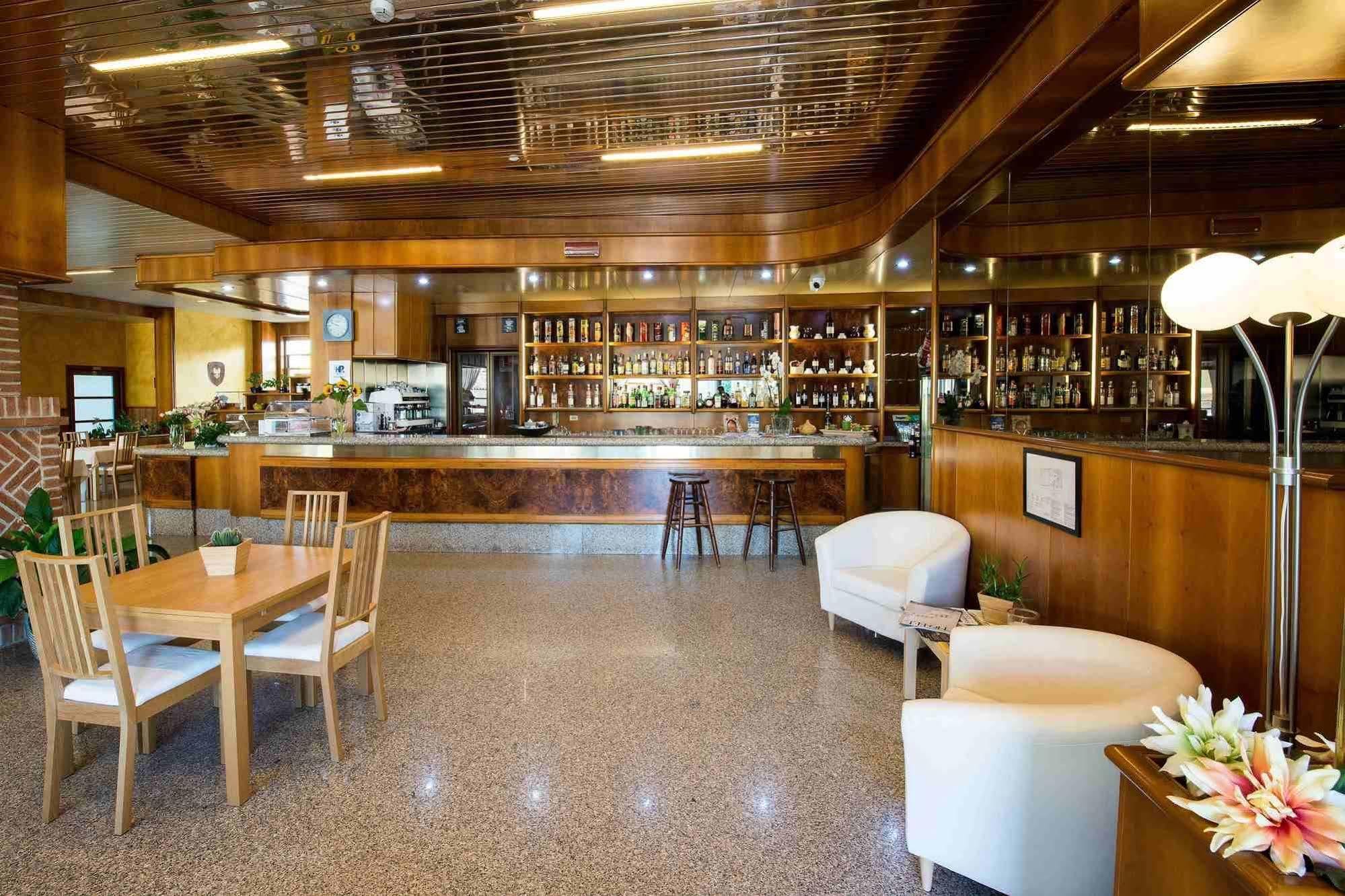 Hotel Route 9 Cadeo Экстерьер фото