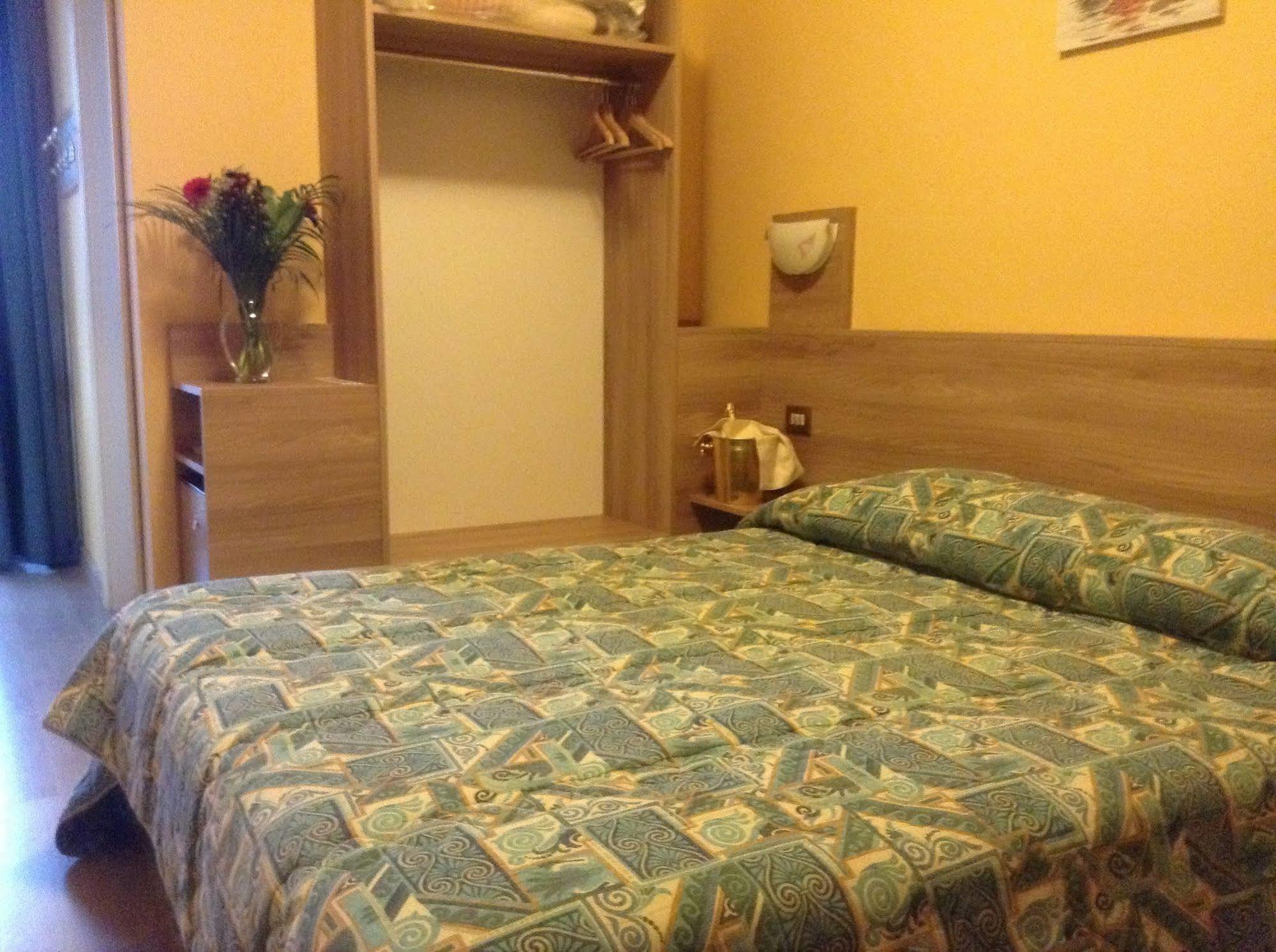 Hotel Route 9 Cadeo Экстерьер фото
